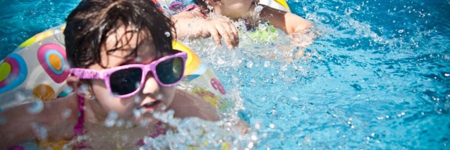 בריכה עם הילדים: 10 פריטים שחשוב לקחת לבילוי משפחתי בבריכה בריכה עם הילדים: 10 פריטים שחשוב לקחת לבילוי משפחתי בבריכה